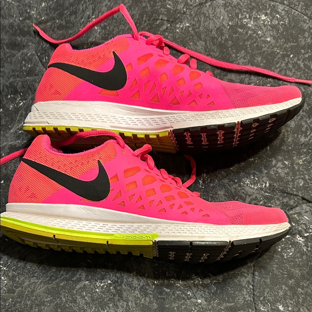 Nike Women's Bright Pink Athletic Shoes